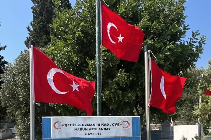 Şehit Ailelerine Anlamlı Selam: Yumurtalık Belediyesi’nden Kabir Bakım Seferberliği