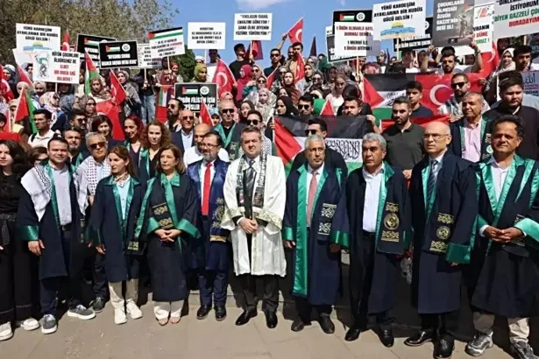 Çukurova Üniversitesi’nden Filistin’e Destek Yürüyüşü
