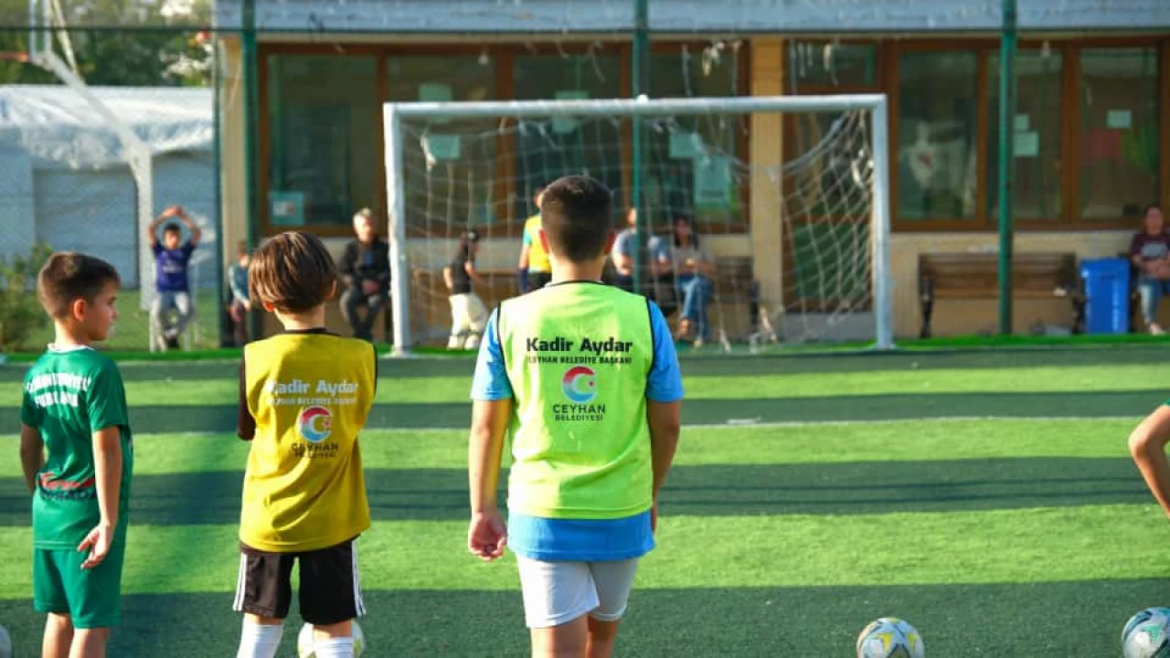 Ceyhan Belediyesi’nden Minik Sporculara Ücretsiz Futbol Eğitimi
