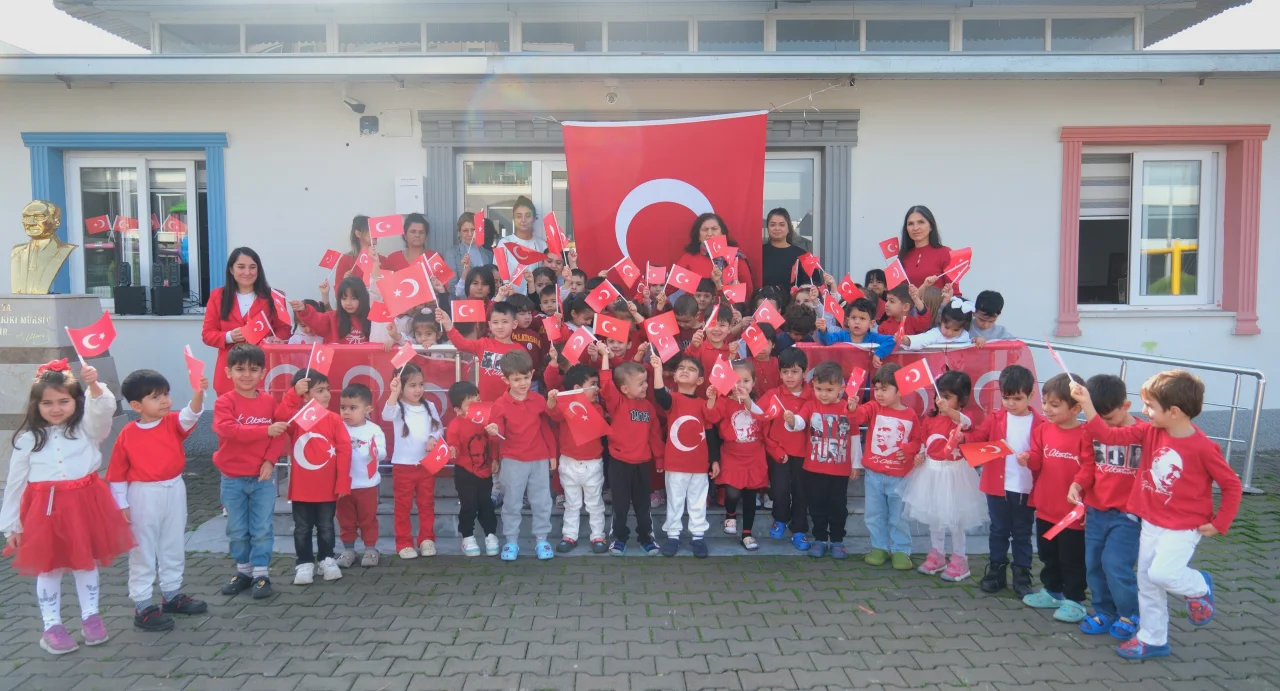 Minik Kalplerde Ay Yıldız Sevgisi