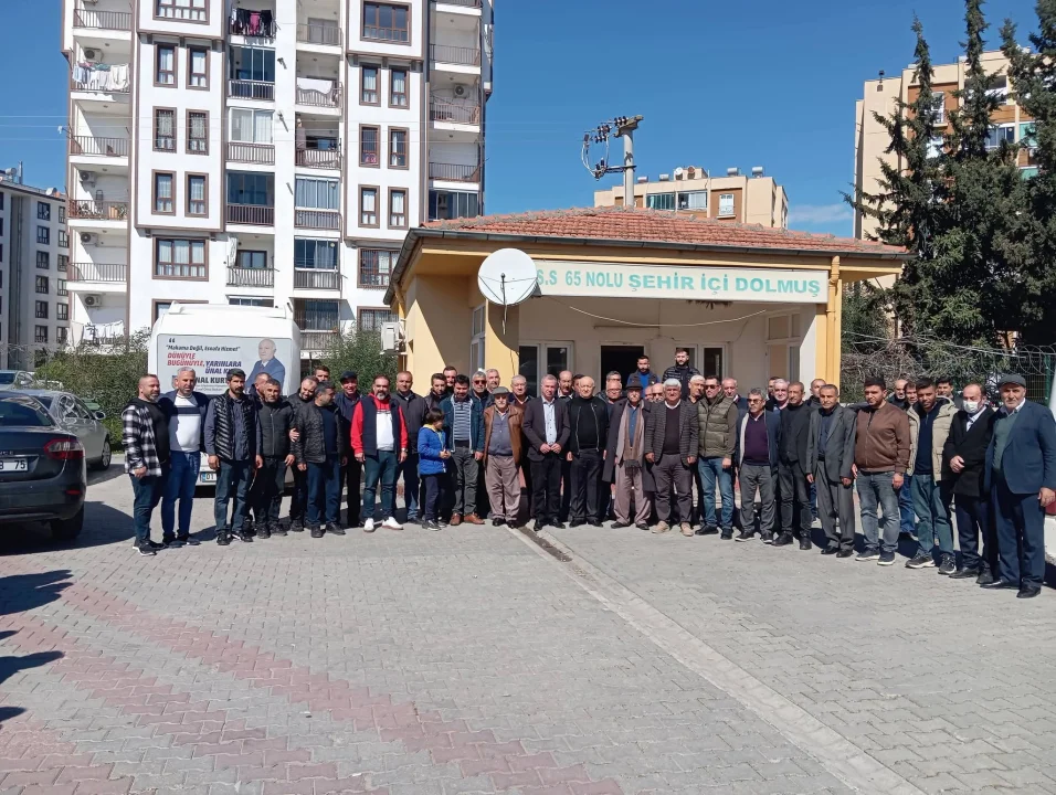 Ceyhan Ulaştırma Odası Başkanı Ünal Kurt, Ceyhan Şehir İçi Kooperatifi Başkanı Ayhan Kurak ve kooperatifin kurucu ile eski başkanlarını kooperatif binasında ziyaret etti.