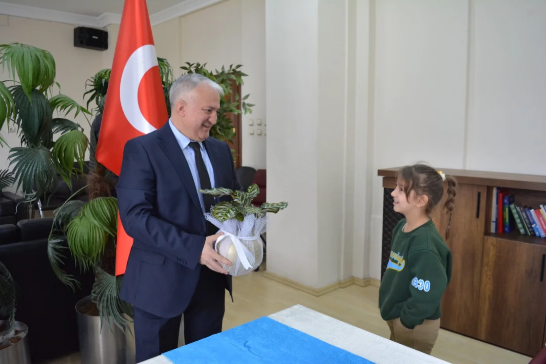 Cumhuriyet İlkokulu’ndan Anlamlı Ziyaret: 2. Sınıf Öğrencileri Kaymakam Amcalarıyla Buluştu