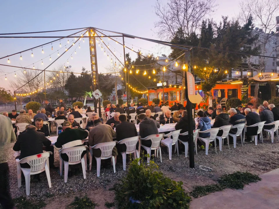 Yumurtalık Belediyesi’nden Vefa İftarı: Dayanışma Sofrası Kordon’da Kuruldu