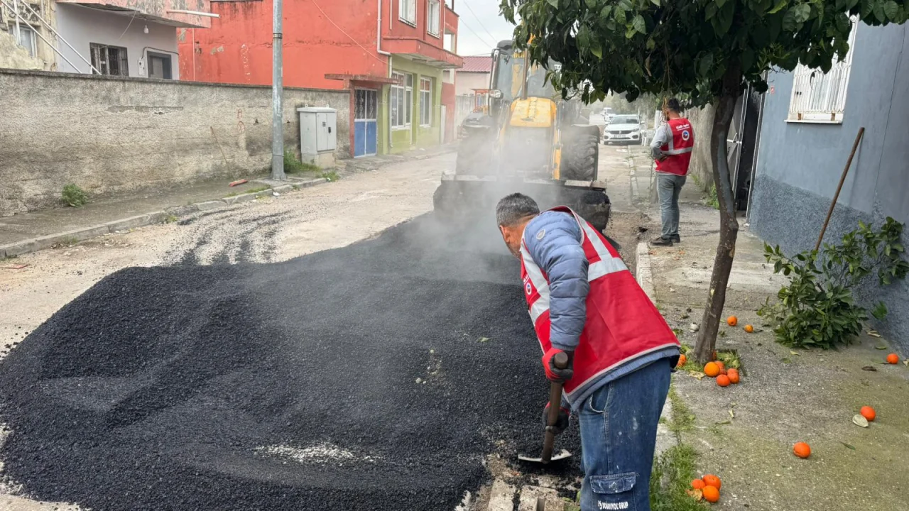 Ceyhan’da Eş Zamanlı Mesai: Trafik Akışı Rahatlıyor, Yollar Yenileniyor