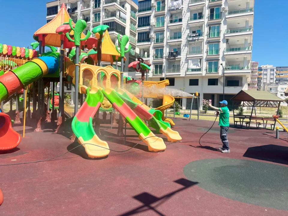Ceyhan Belediyesi’nden Dev Hijyen Seferberliği: Meydan ve Parklar Köpüklü Sularla Yıkandı!