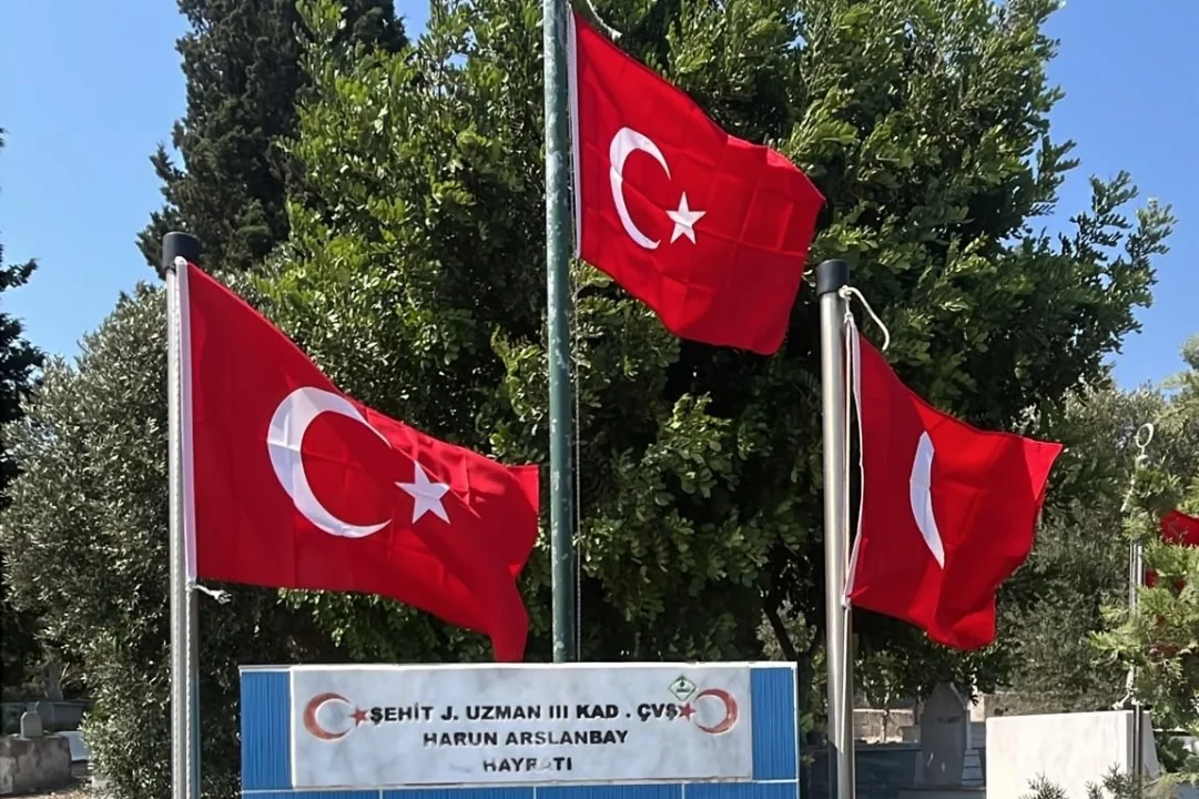 Yumurtalık Belediyesi’nden Şehitlerin Emanetine Büyük Vefa: Tüm Bayraklar Yenilendi!