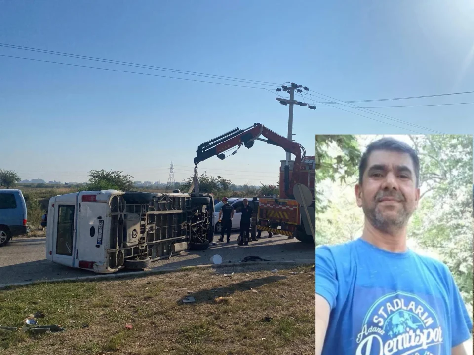 CEYHAN’DA YOLCU MİNİBÜSÜ DEVRİLDİ, SÜRÜCÜ HAYATINI KAYBETTİ, 3 YARALI